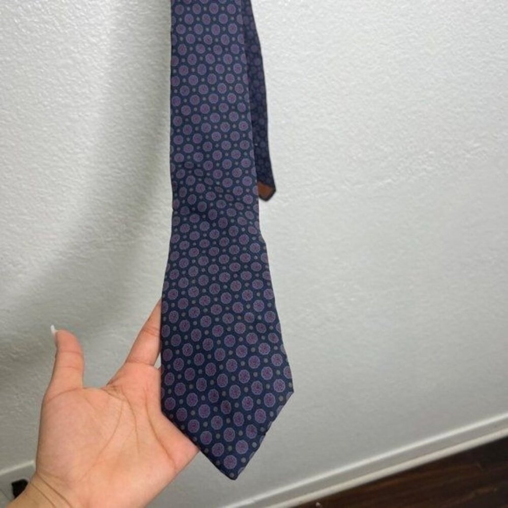 Geoffrey Beene Mens Silk Tie Navy Blue Purple Geometric Medallion Italy Fabric